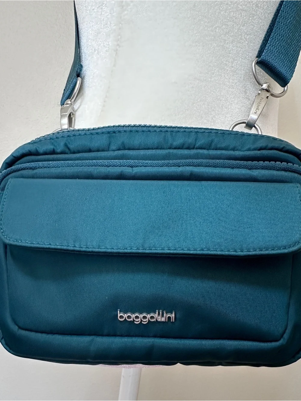 Baggallini Green Nylon Crossbody Travel Bag RFID Organizer Lightweight Purse